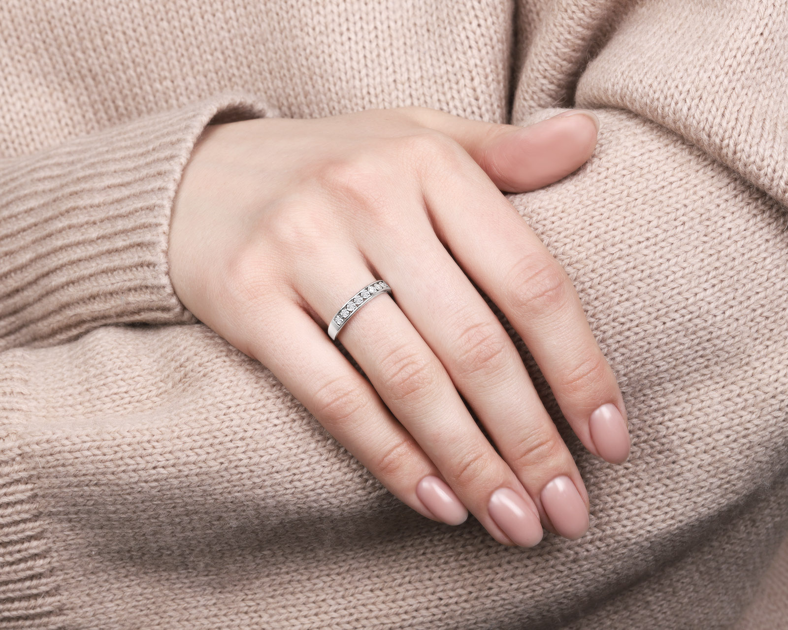Модное золотое кольцо с бриллиантами 0.07ct