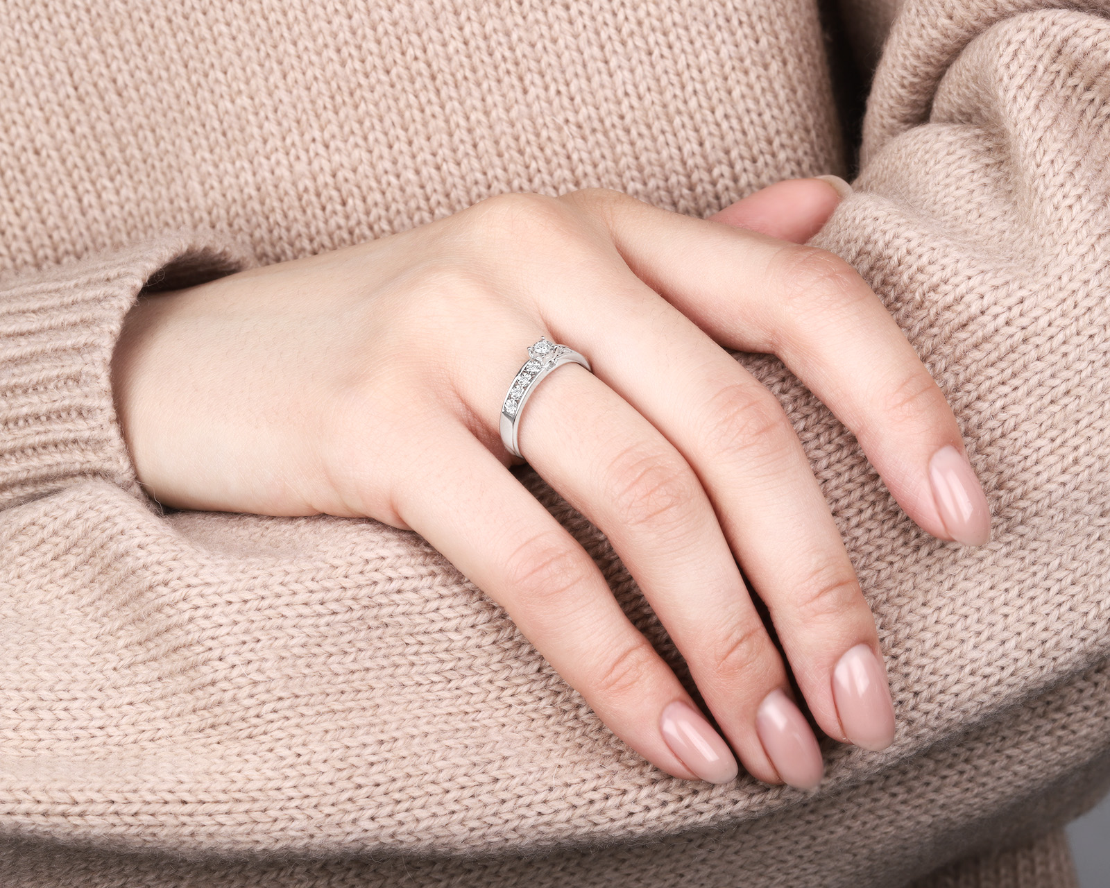 Модное золотое кольцо с бриллиантами 0.10ct