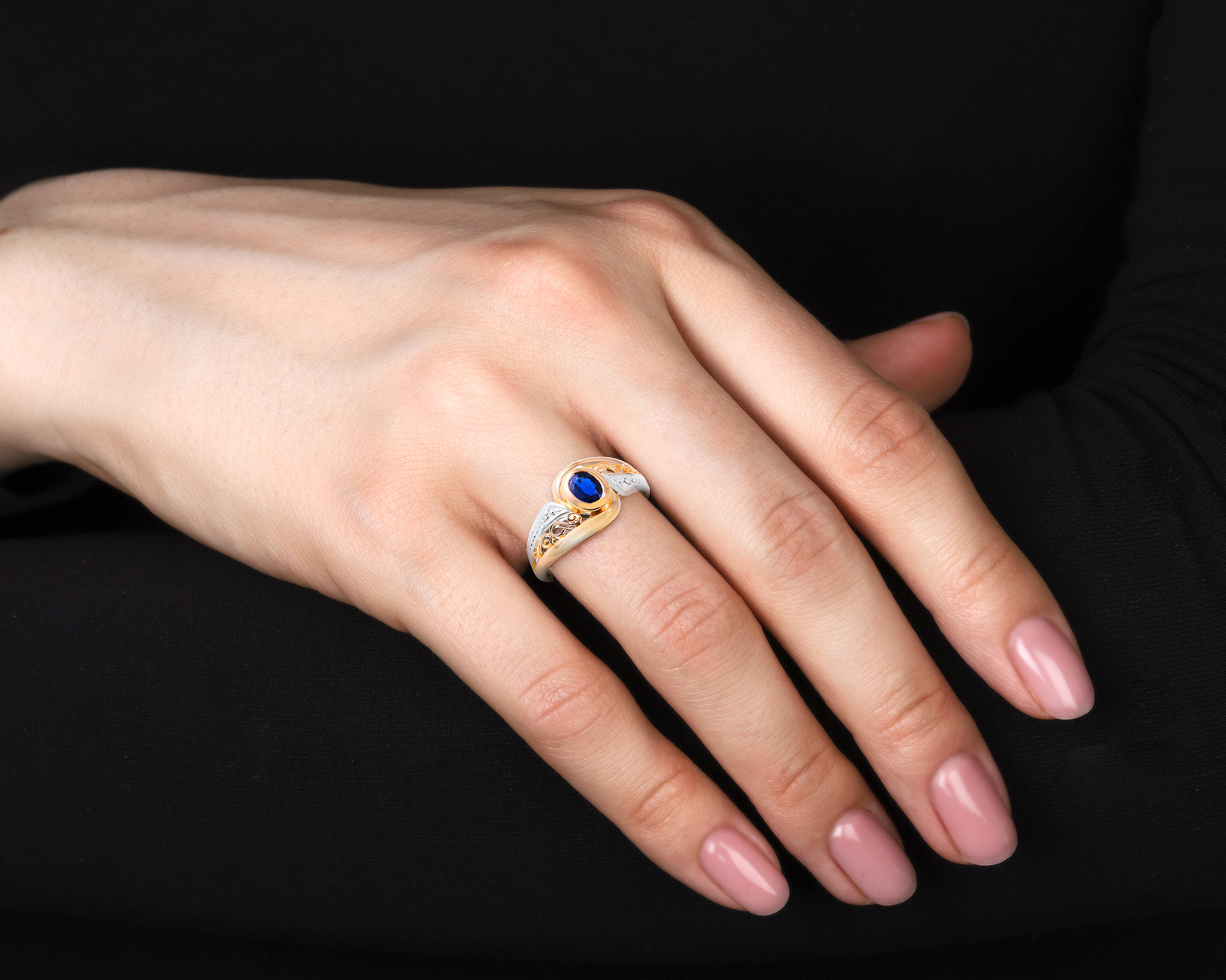 Золотое кольцо с сапфиром 0.28ct и бриллиантами 0.01ct