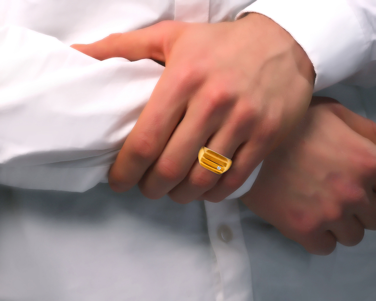 Итальянское золотое кольцо с бриллиантом 0.06ct
