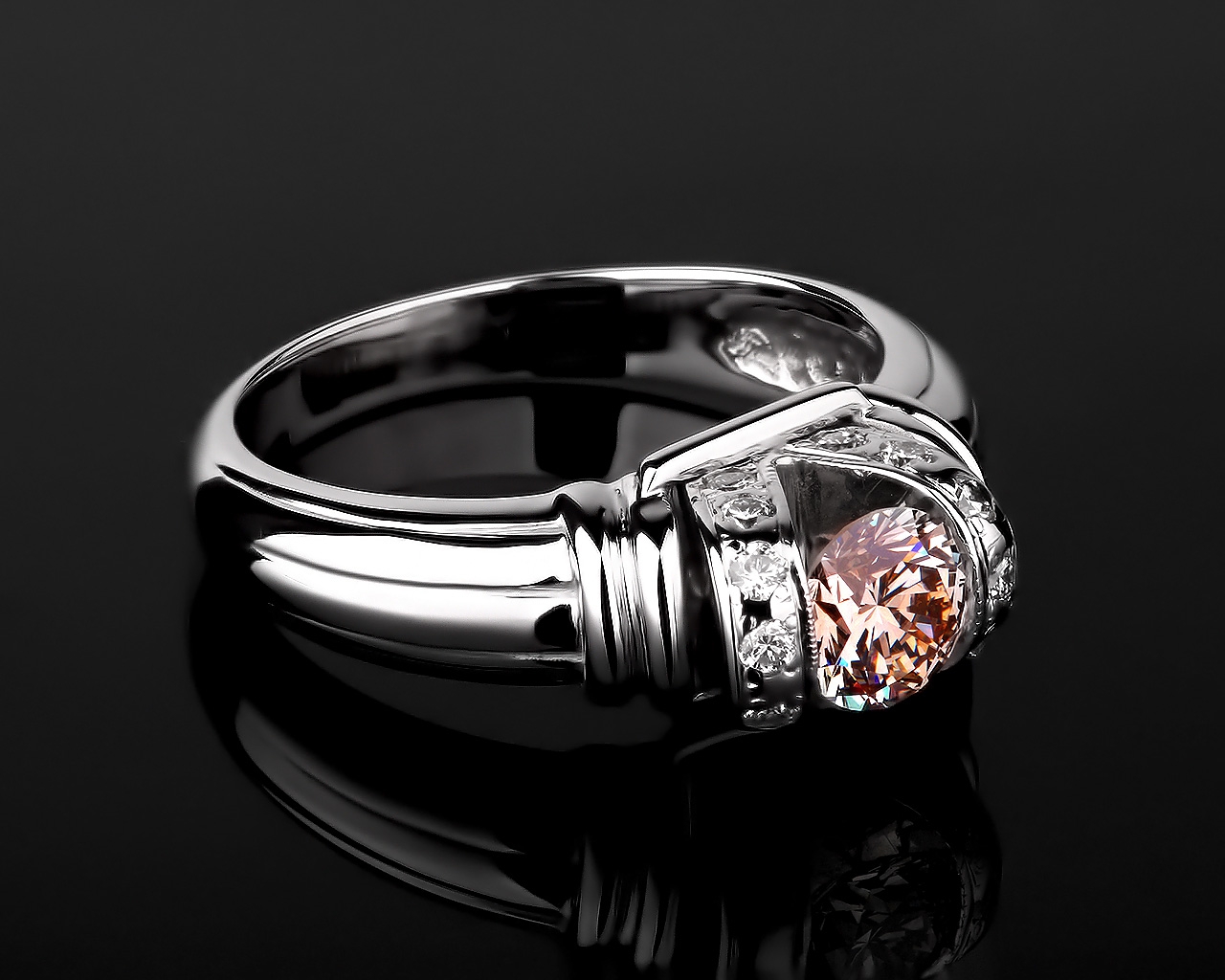 Красивое золотое кольцо с бриллиантами 0.70ct