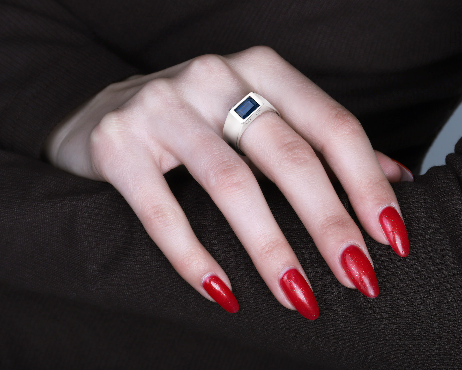 Золотое кольцо с сапфиром 1.50ct и бриллиантами 0.14ct