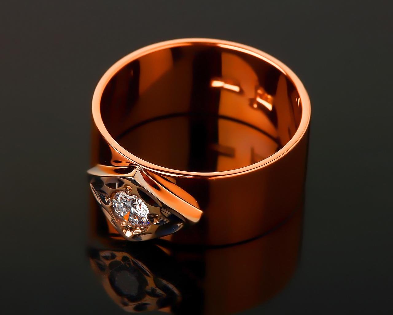 Необычное золотое кольцо с бриллиантом 0.23ct