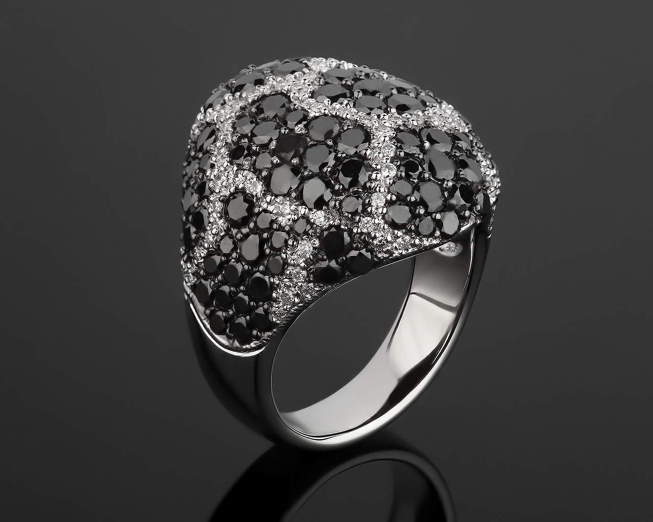 Золотое кольцо с черными и белыми бриллиантами