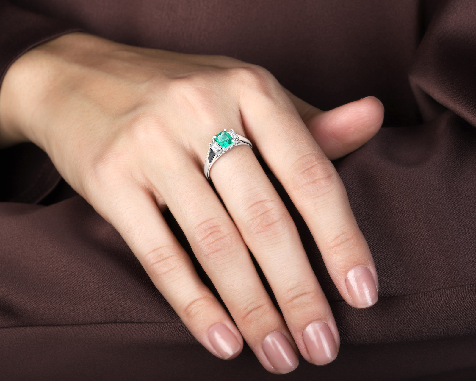 Платиновое кольцо с изумрудом 0.60ct и бриллиантами 0.32ct