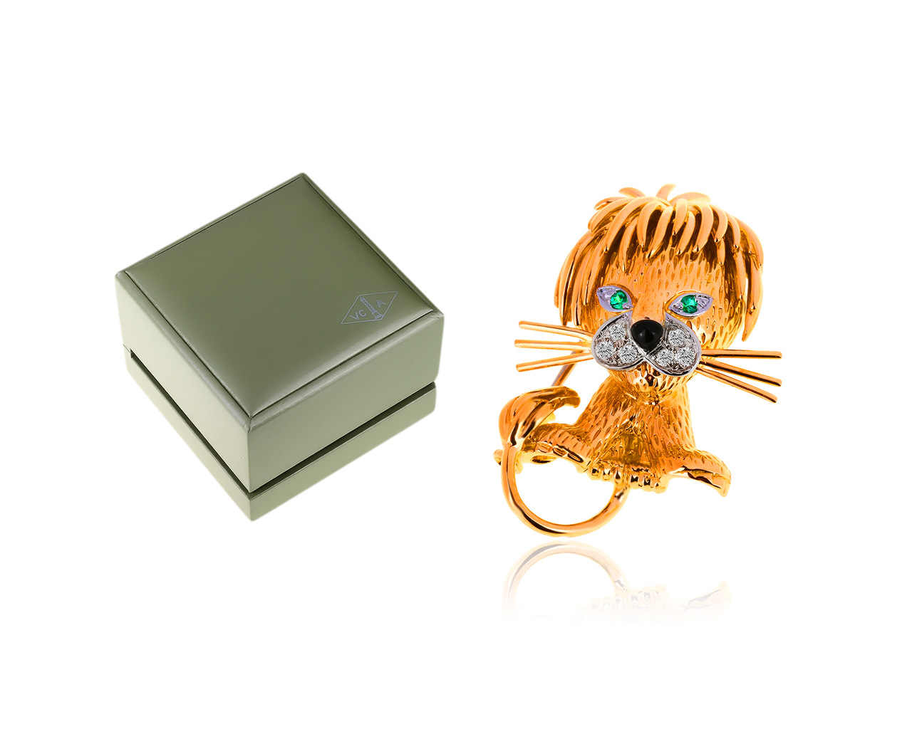 Оригинальная золотая брошь с бриллиантами и изумрудами Van Cleef&Arpels Lion
