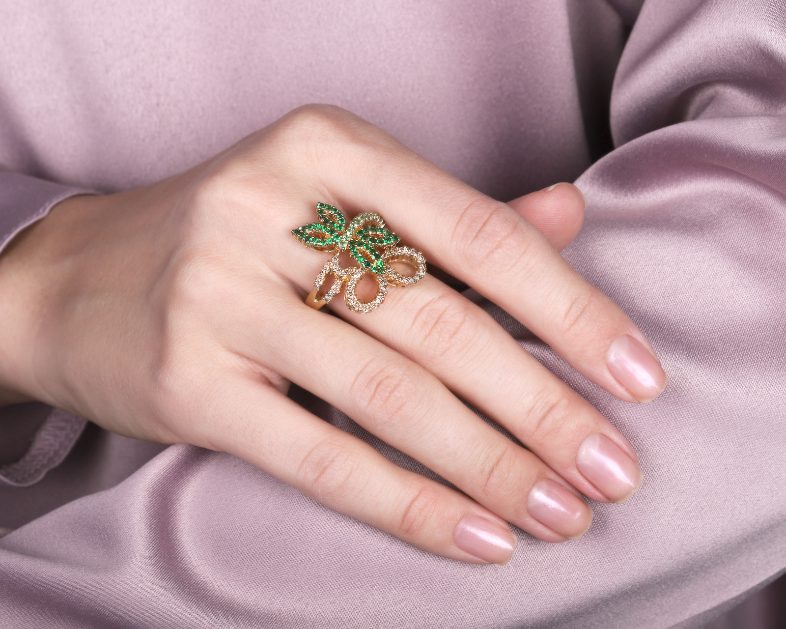 Золотое кольцо с тсаворитами 1.10ct и бриллиантами 0.85ct