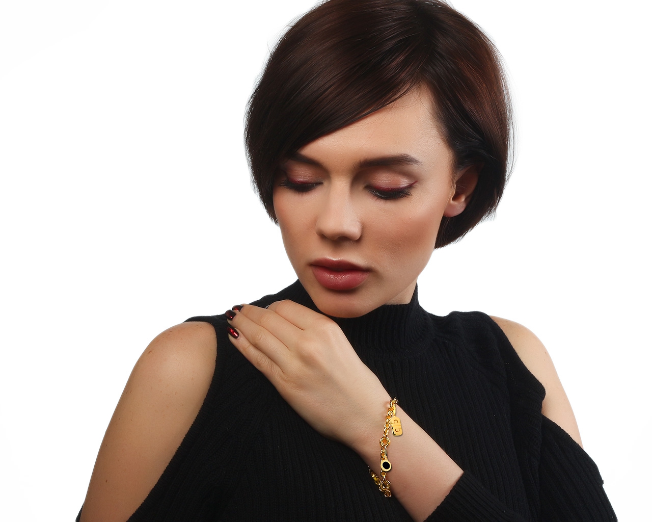 Интересный золотой браслет с шармами Bvlgari