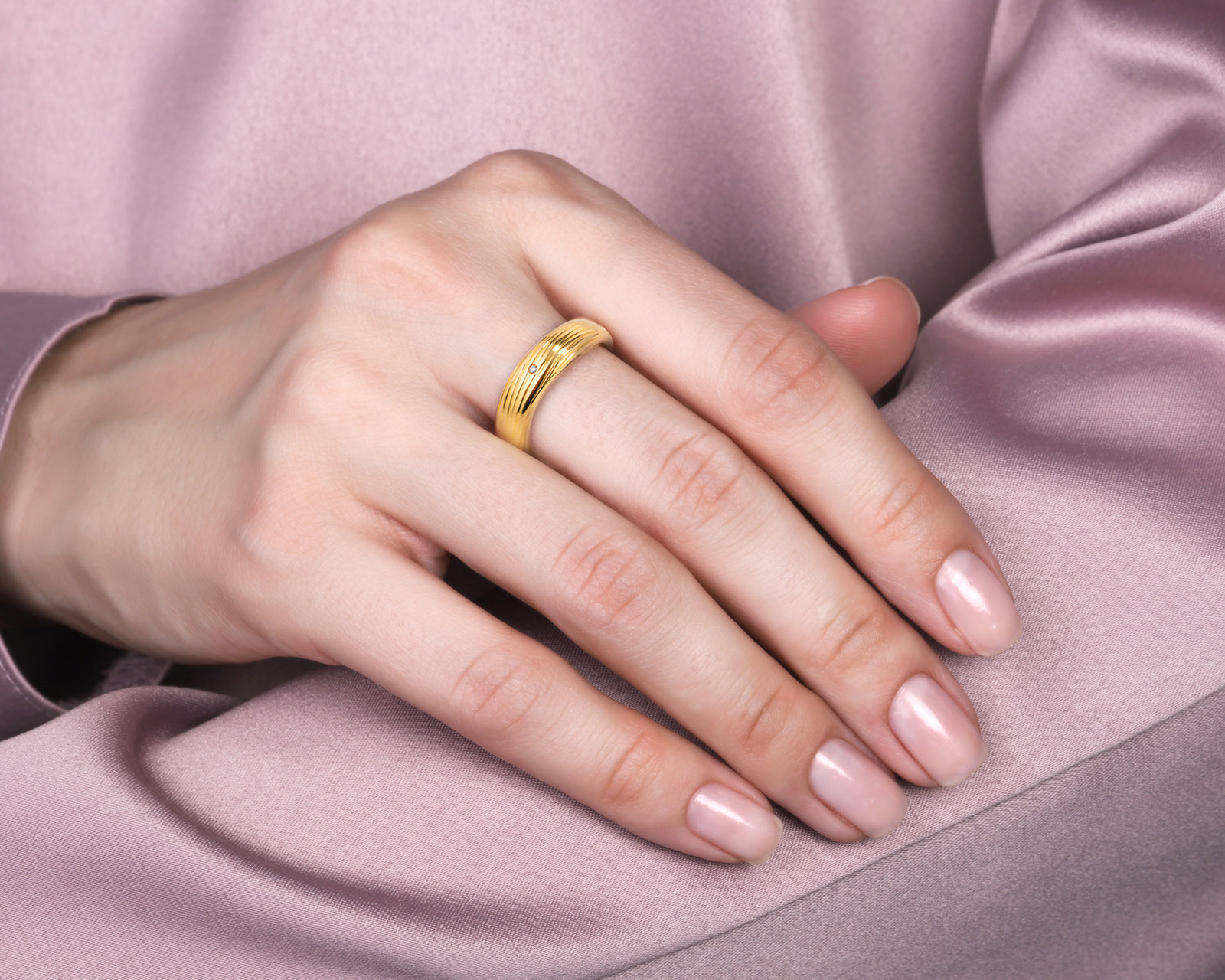 Оригинальное золотое кольцо с рубином 0.03ct Roberto Coin