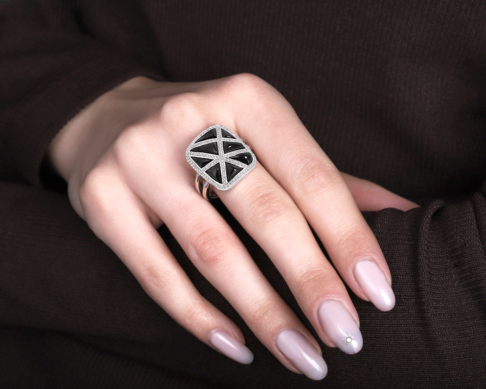 Золотое кольцо с ониксом 4.26ct и бриллиантами 0.39ct