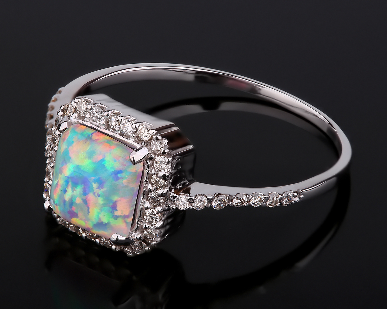 Нарядное бриллиантовое кольцо с опалом 0.65ct