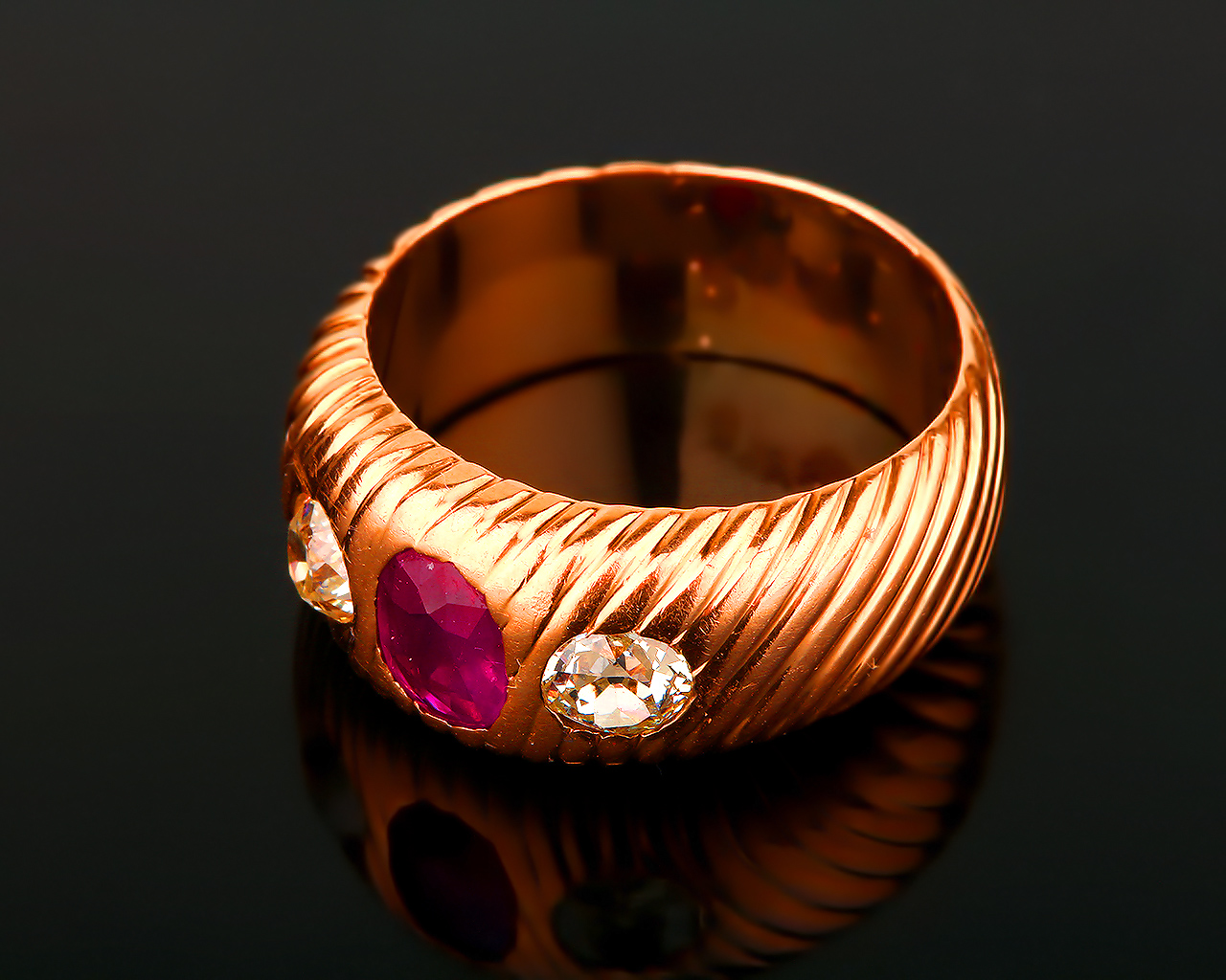 Матовый золотой перстень с бриллиантами и рубином