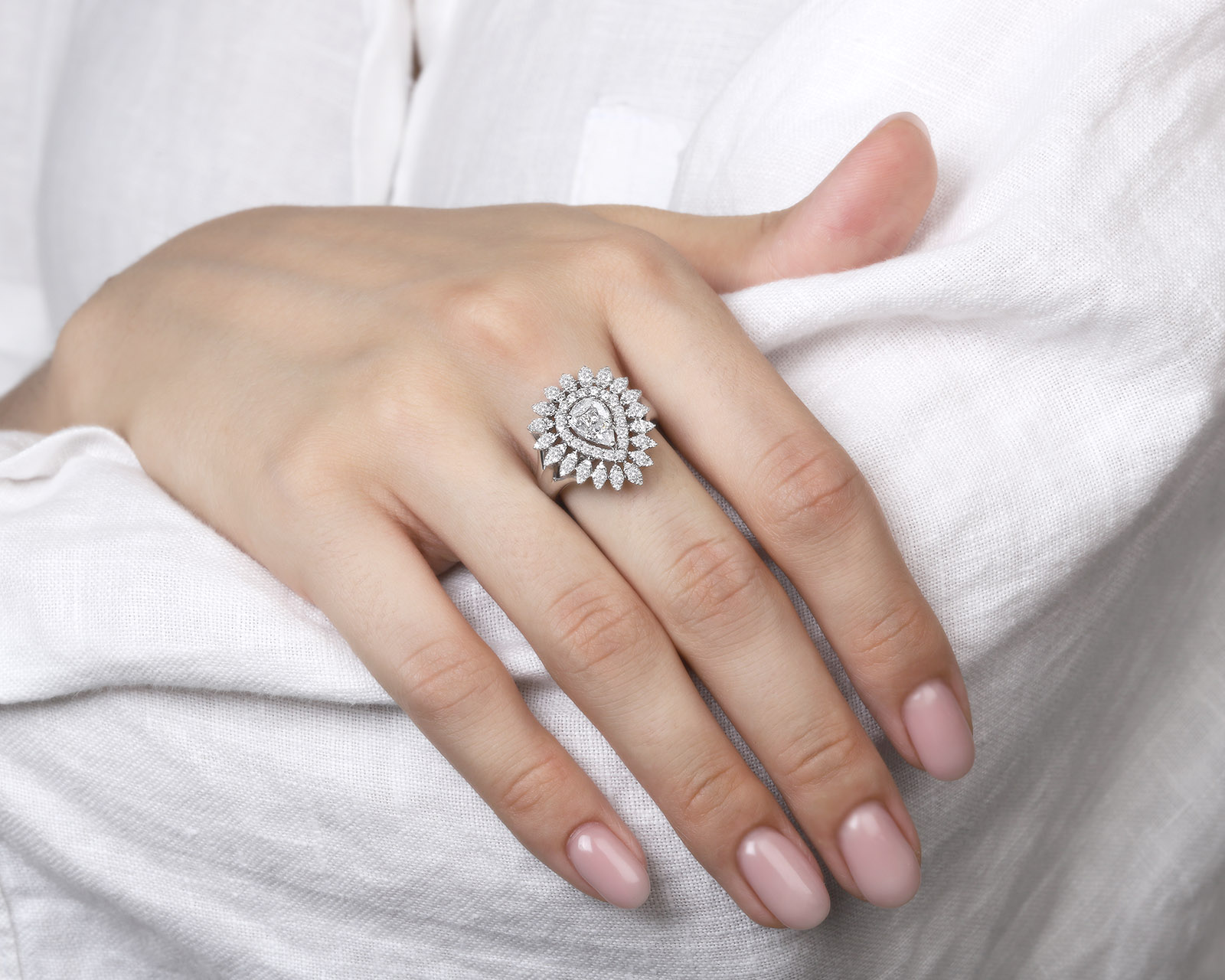 Великолепное золотое кольцо с бриллиантами 1.60ct