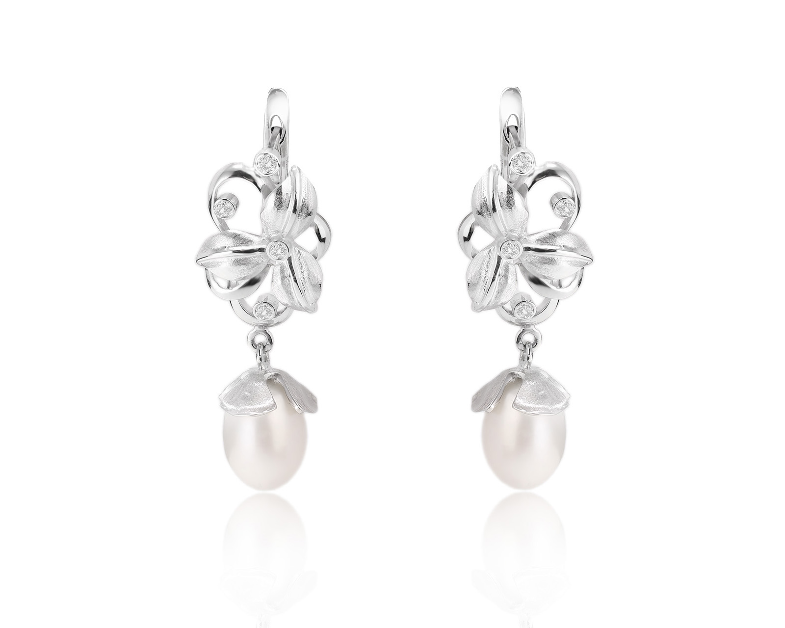 Золотые серьги с жемчугом и бриллиантами 0.16ct