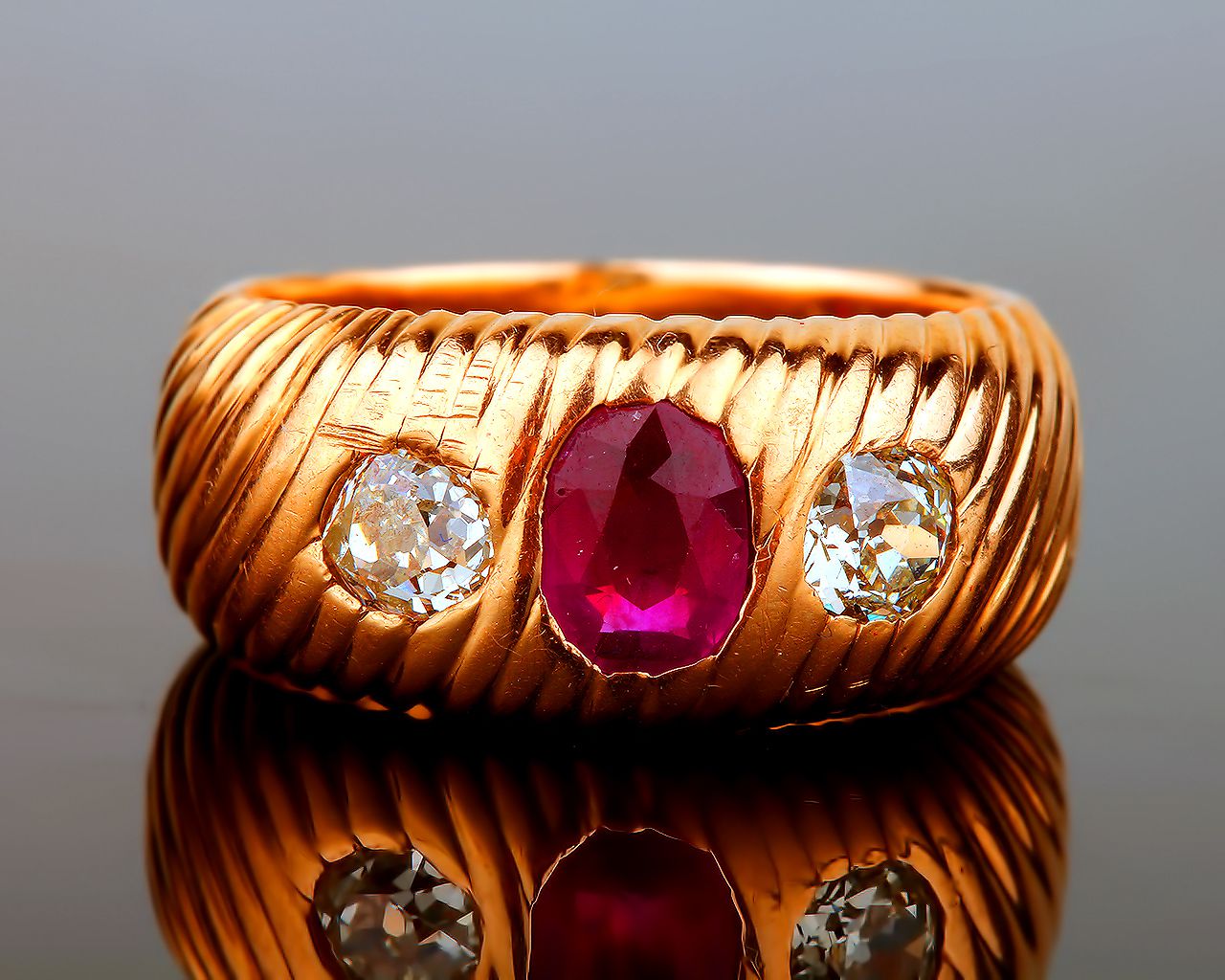 Матовый золотой перстень с бриллиантами и рубином 010716/1