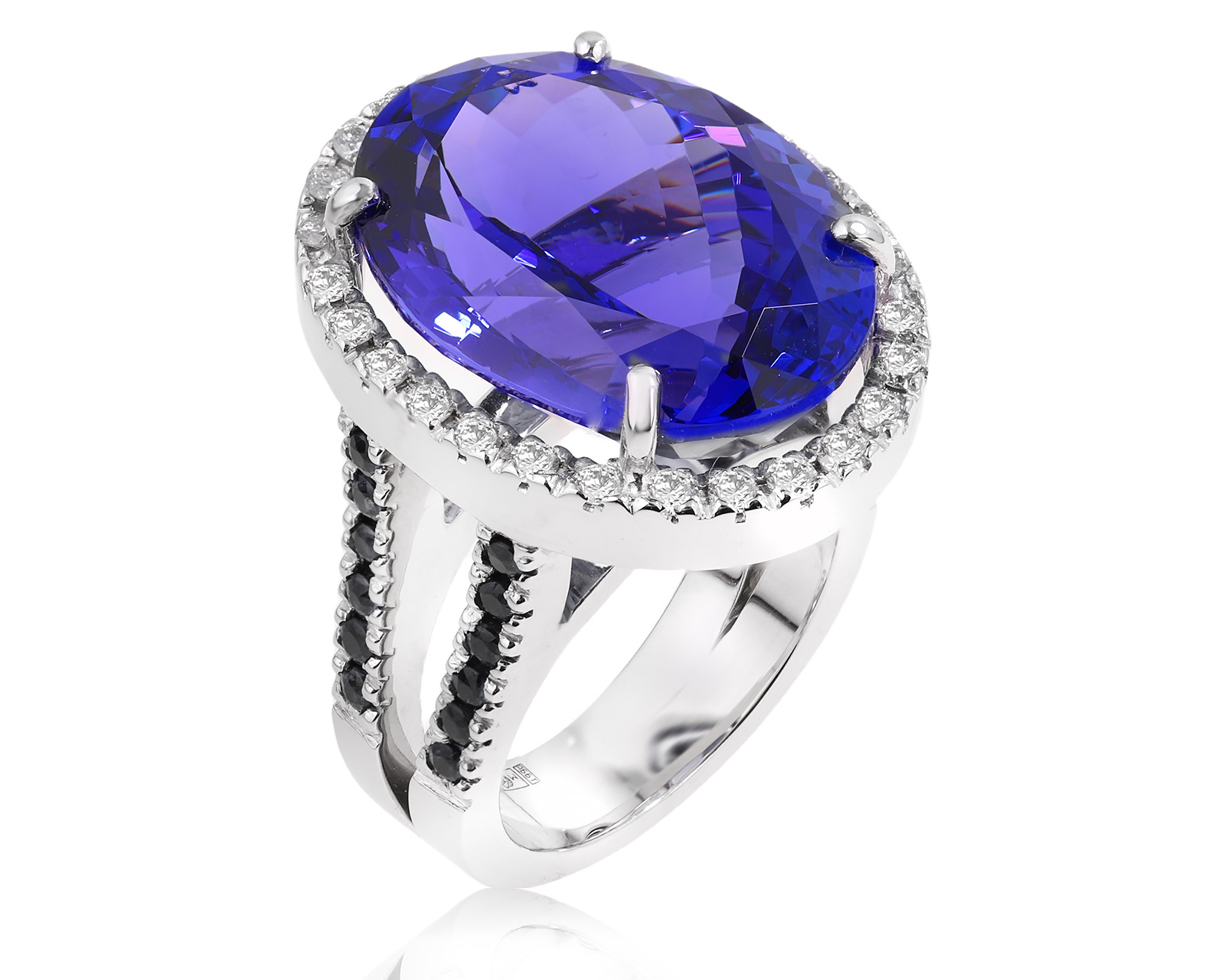 Золотое кольцо с танзанитом 21.53ct и сапфирами 0.55ct 130825/2 Золотое кольцо с танзанитом 21.53ct и сапфирами 0.55ct 130825/2