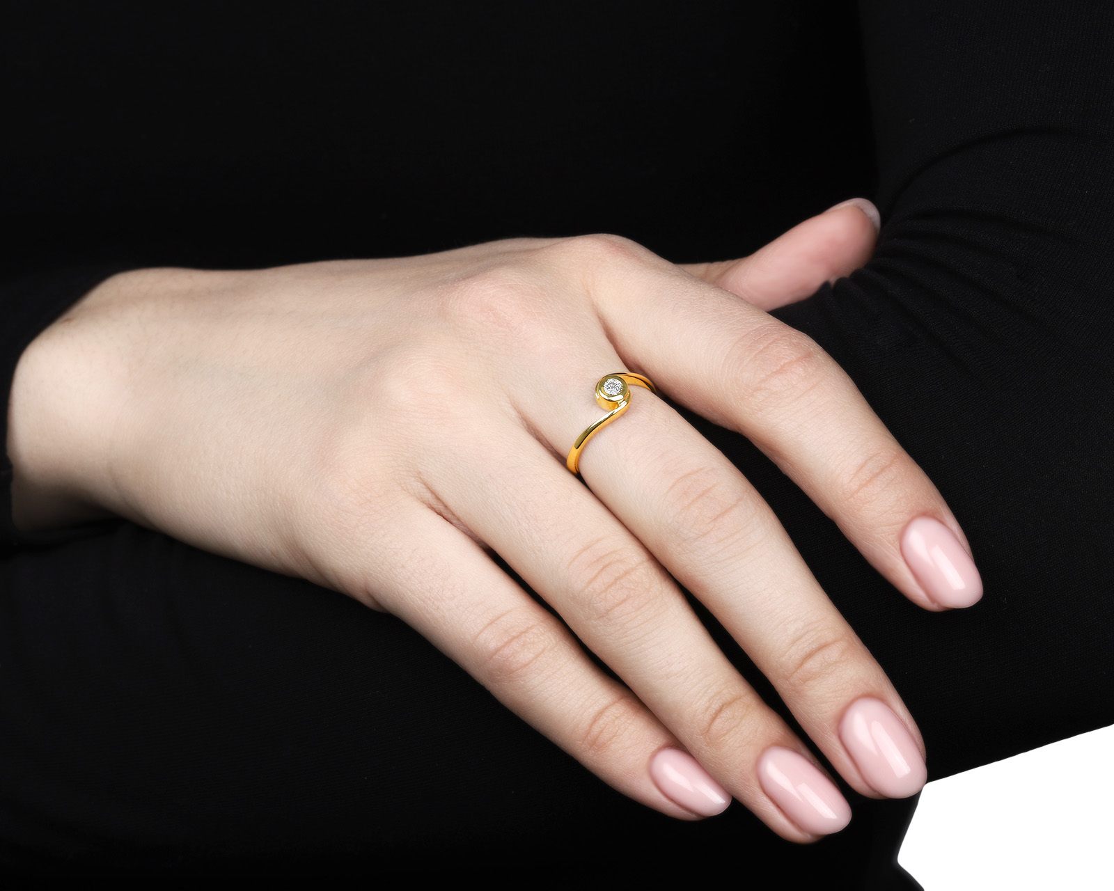 Нарядное золотое кольцо с бриллиантом 0.10ct