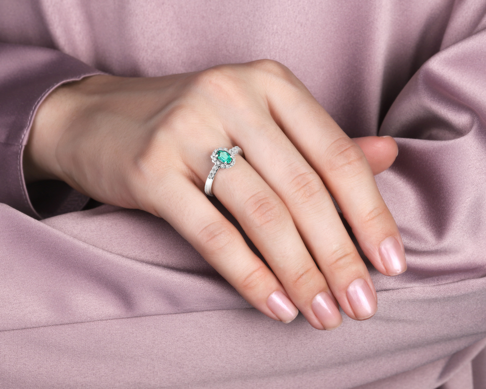 Оригинальное золотое кольцо с изумрудом 0.42ct Damiani