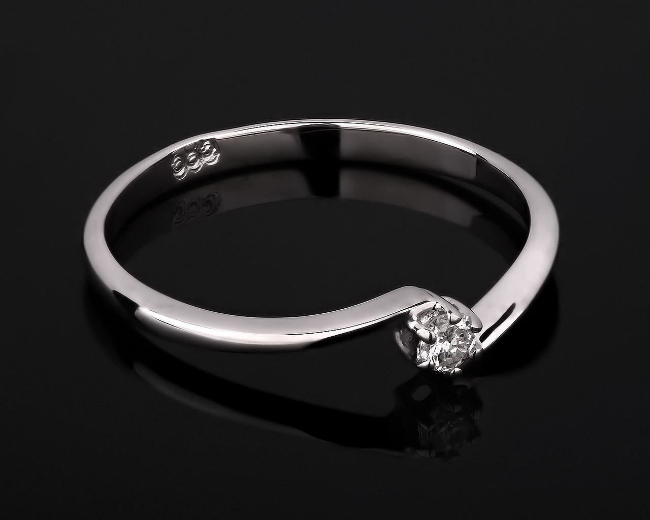 Миниатюрное золотое колечко с бриллиантом 0.05ct Миниатюрное золотое колечко с бриллиантом 0.05ct