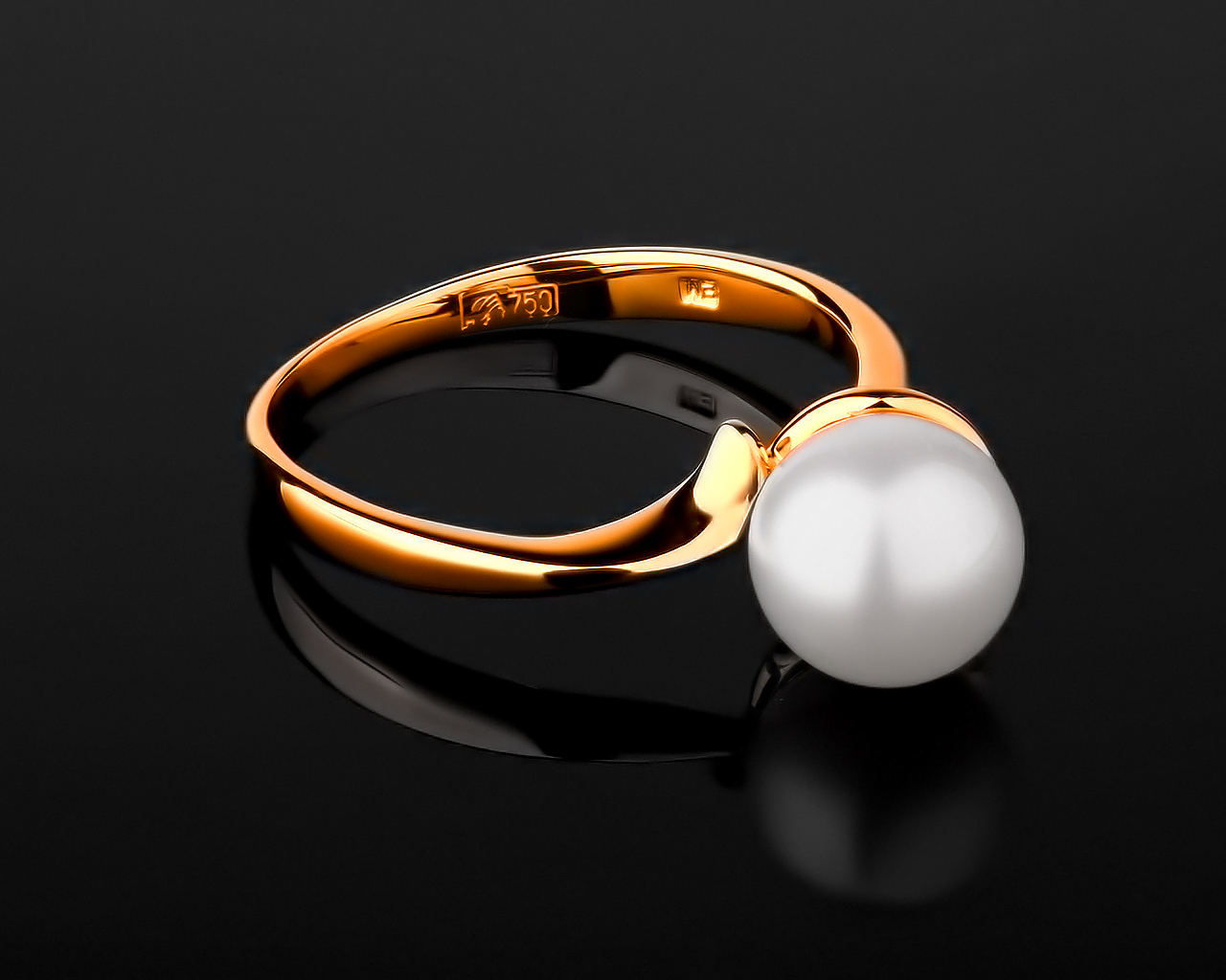 Замечательное золотое кольцо с жемчугом Mikimoto