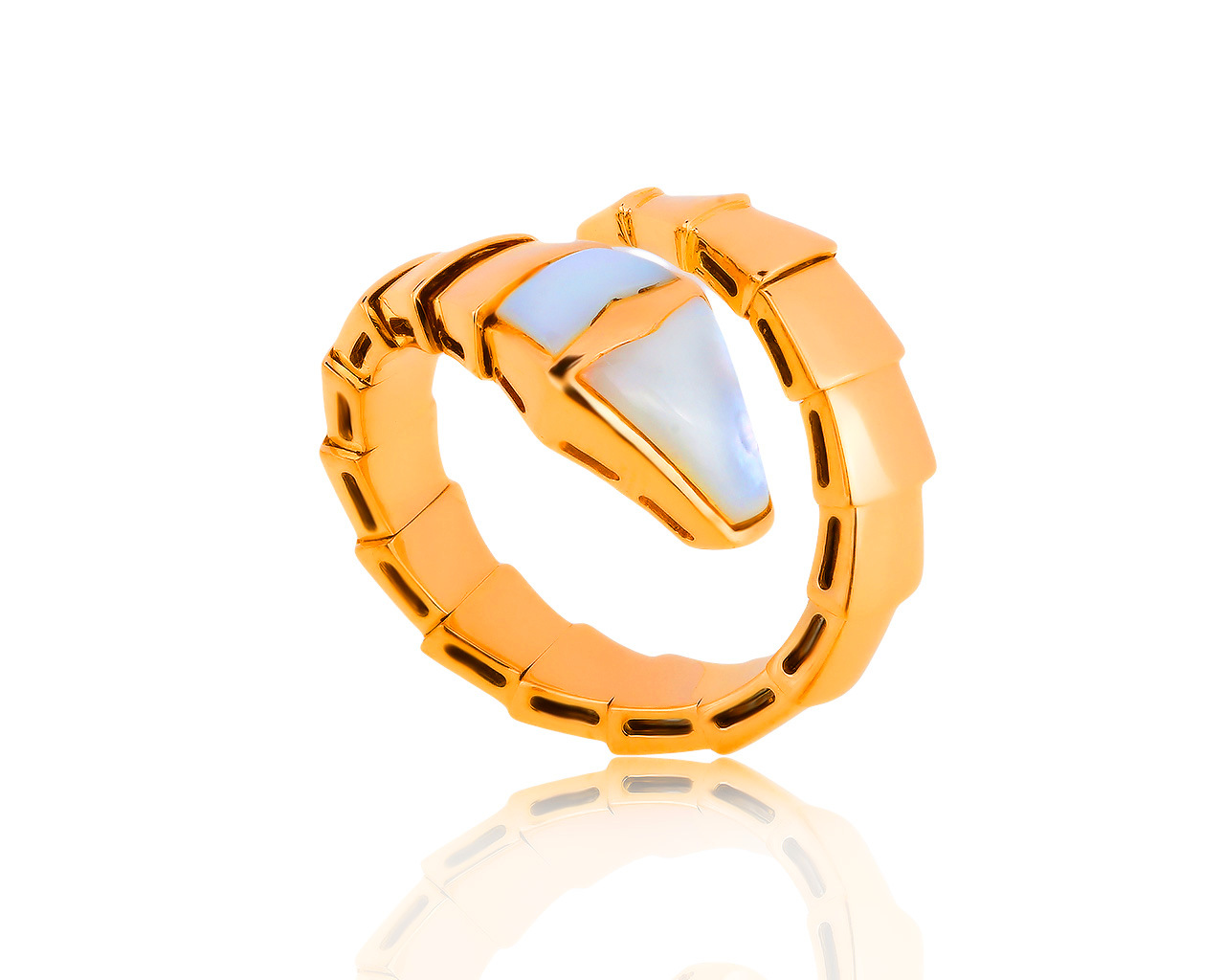 Оригинальное золотое кольцо с перламутром Bvlgari