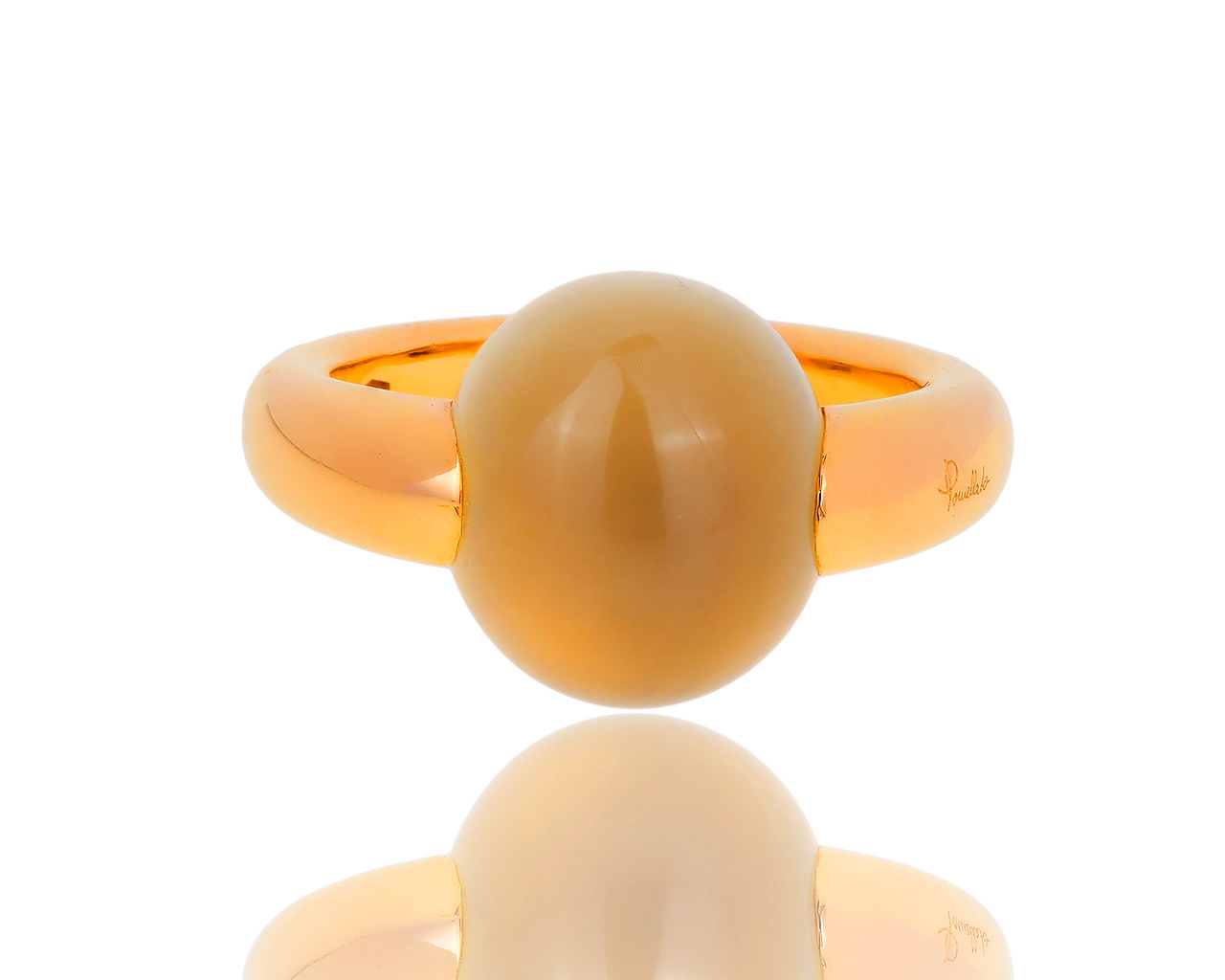 Нежное золотое кольцо с молочным халцедоном Pomellato