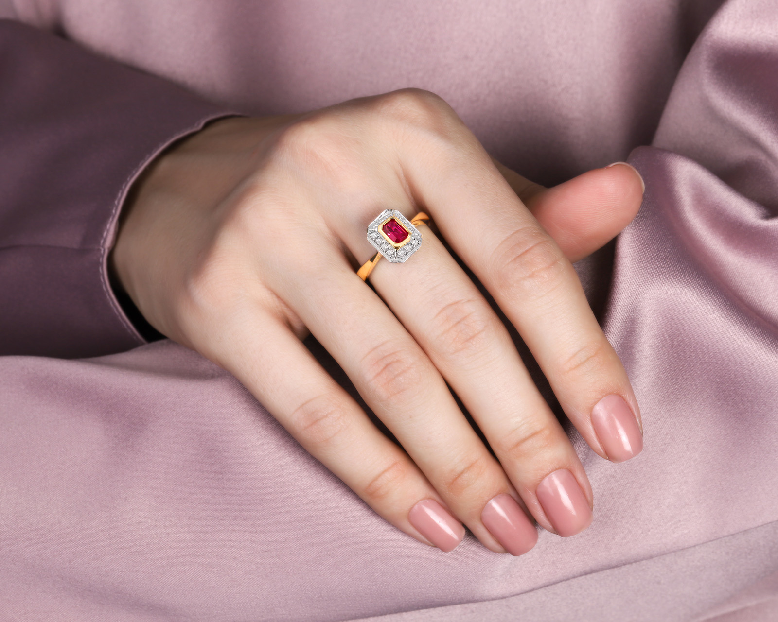 Золотое кольцо с рубином 0.50ct и бриллиантами 0.45ct