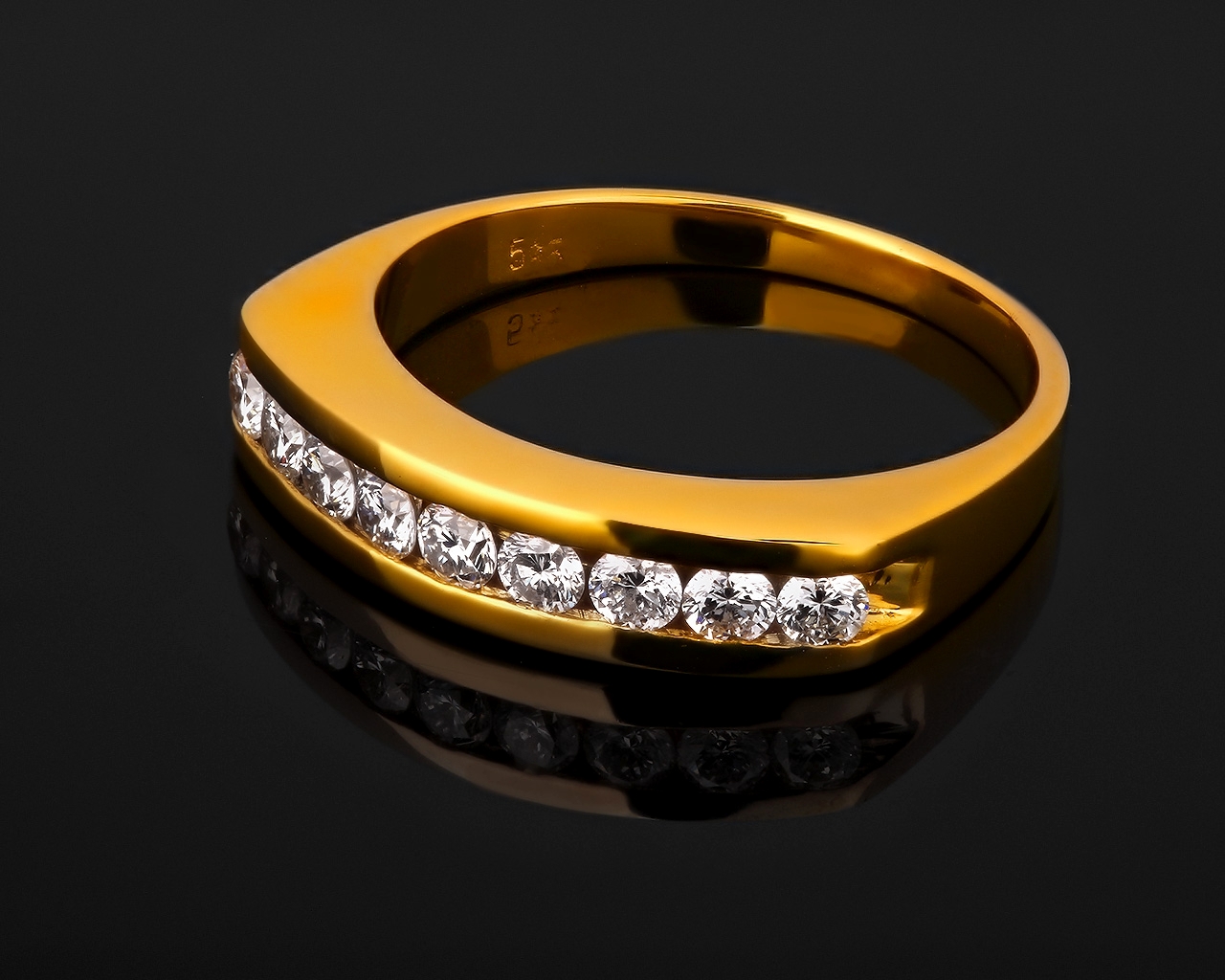 Стильное золотое кольцо с бриллиантовой дорожкой