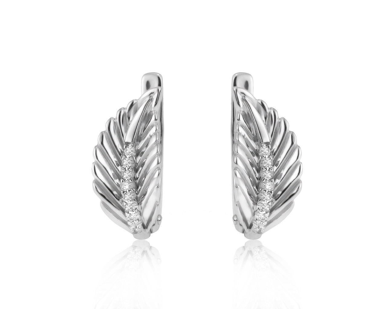 Прелестные золотые серьги с бриллиантами 0.07ct
