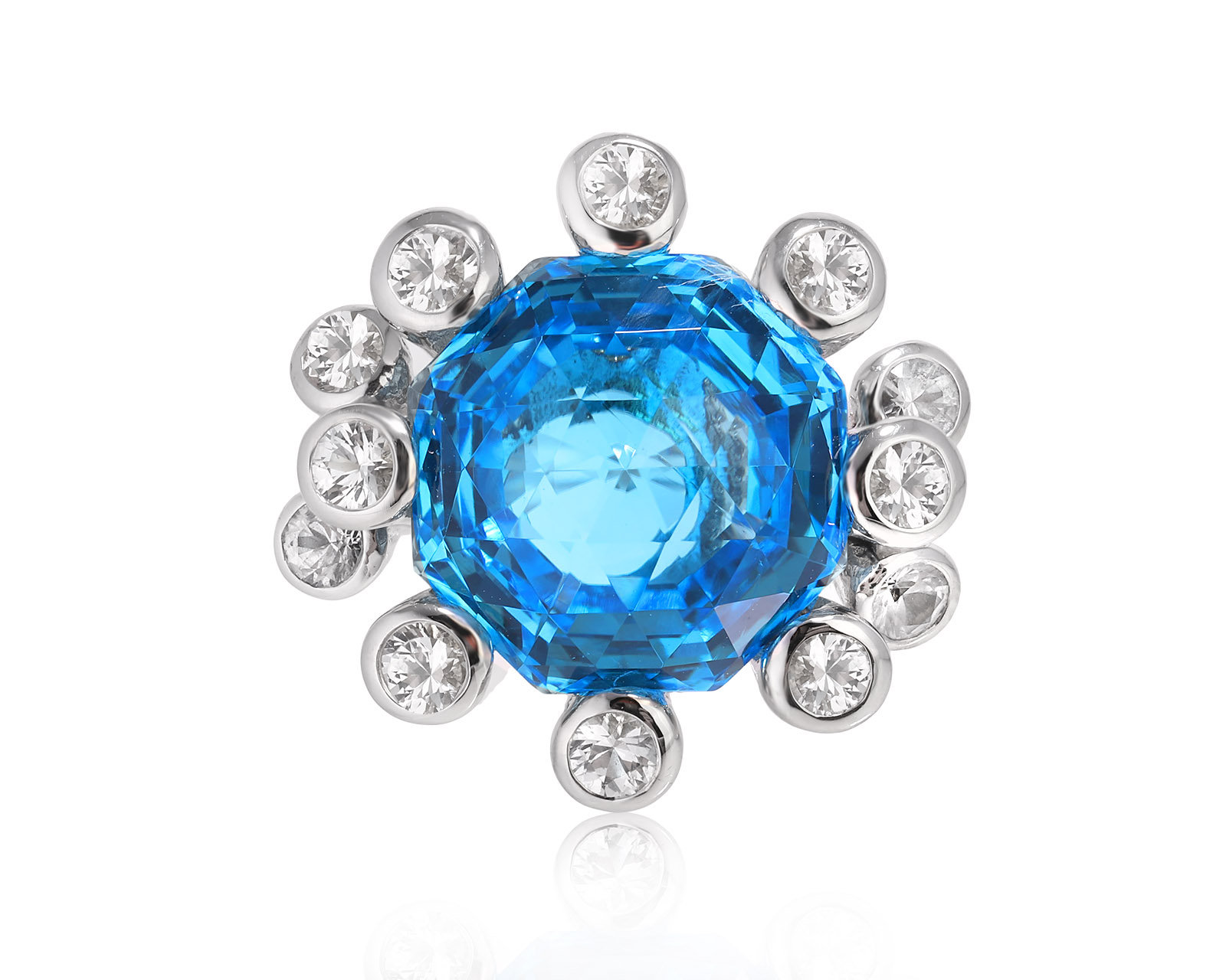 Золотое кольцо с топазом 16.12ct и лейкосапфирами 1.38ct