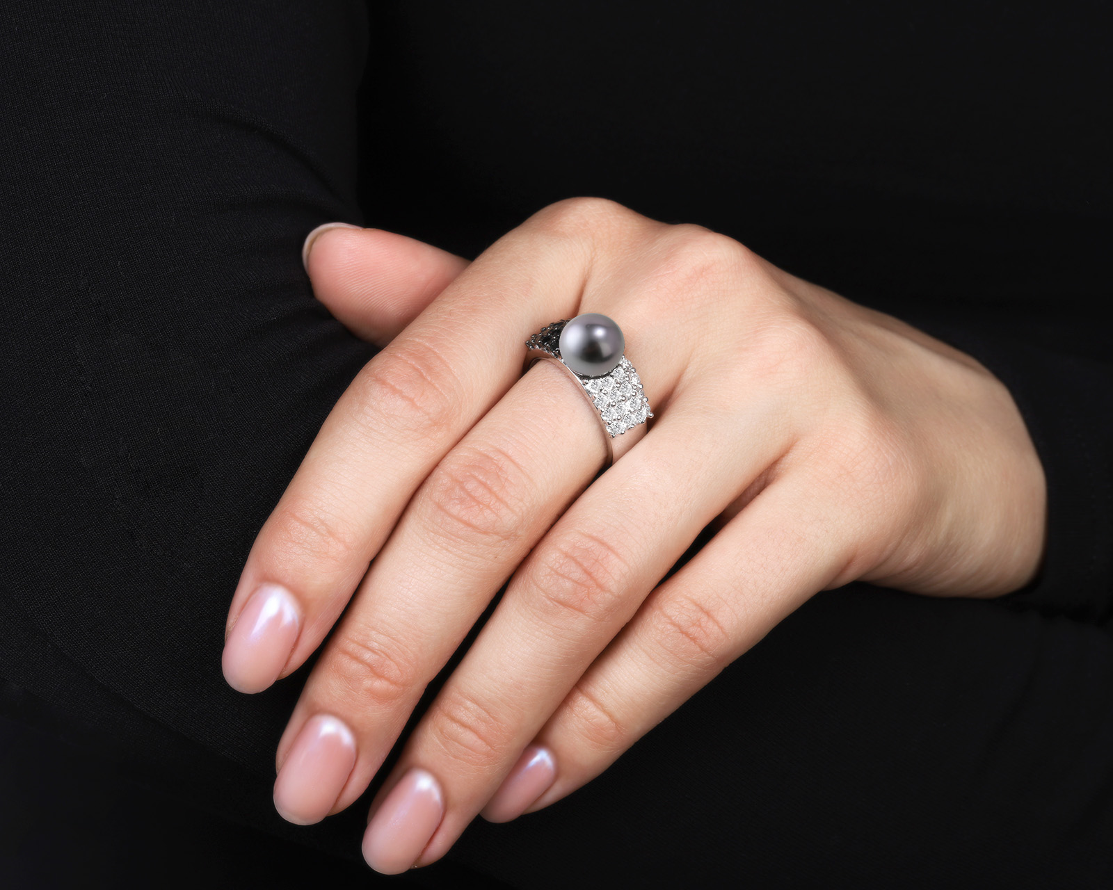 Золотое кольцо с черным жемчугом 9.44 мм