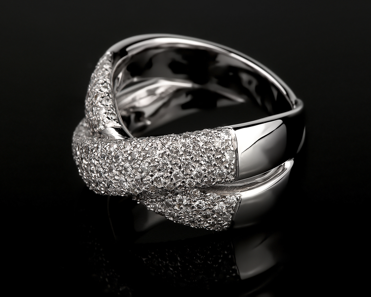 Необычное золотое кольцо с бриллиантами Stork S