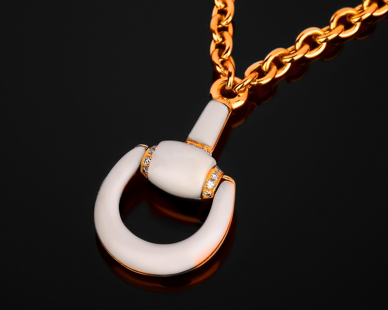 Прекрасная золотая подвеска Gucci Horsebit 251217/11