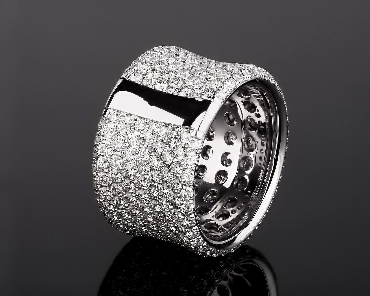 Золотое кольцо усыпанное бриллиантами 4.60ct
