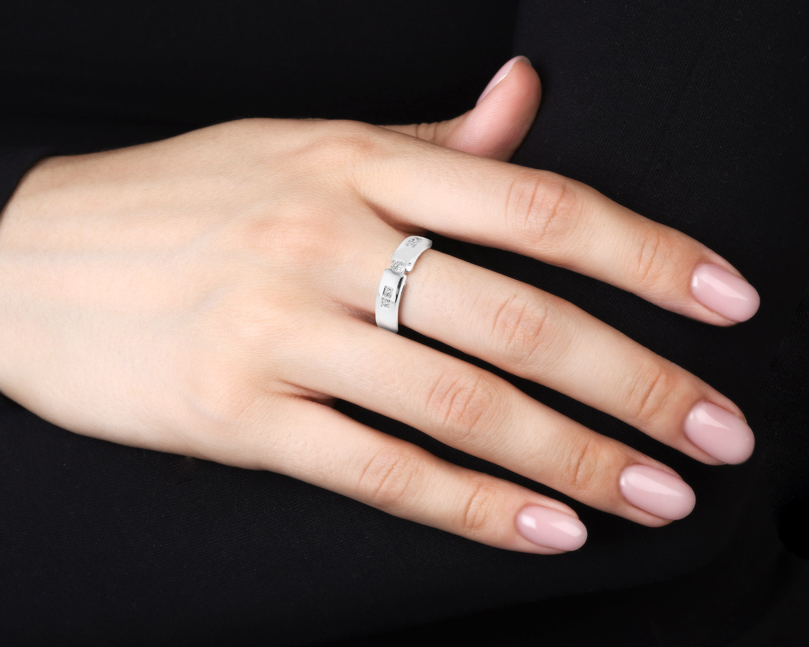 Модное золотое кольцо с бриллиантами 0.12ct