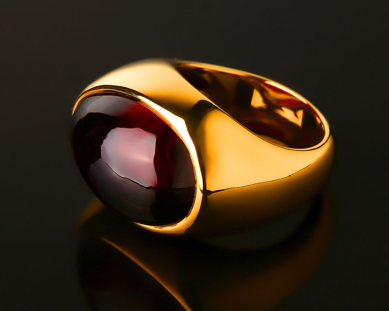 Массивное золотое кольцо Pomellato Narciso