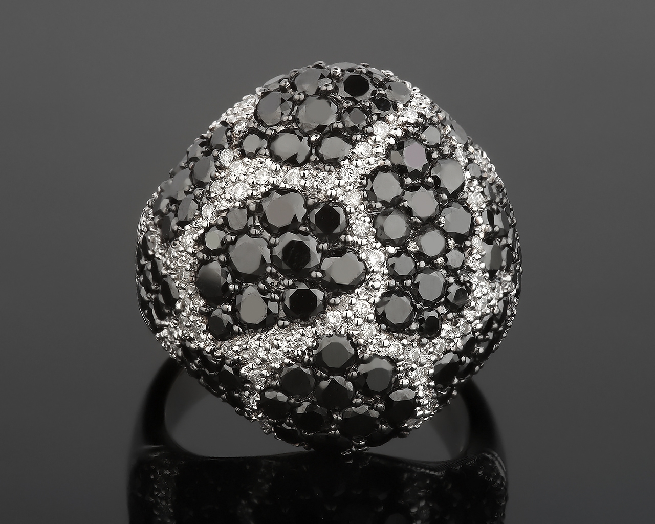 Золотое кольцо с черными и белыми бриллиантами 010218/1