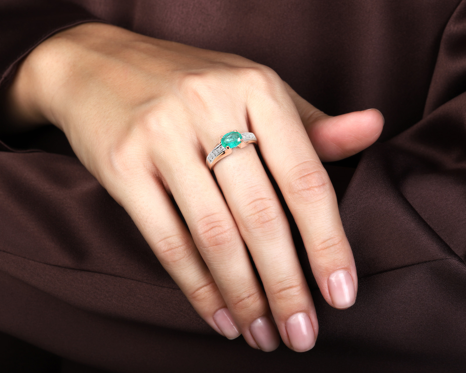 Золотое кольцо с изумрудом 0.71ct и бриллиантами 0.14ct
