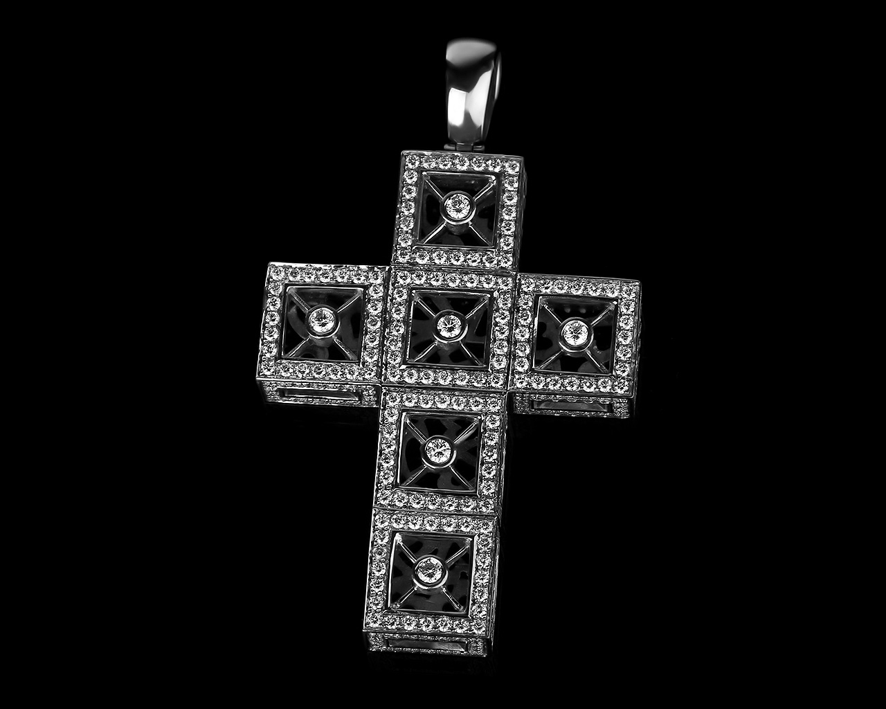 Нарядный золотой крест с бриллиантами 3.20ct