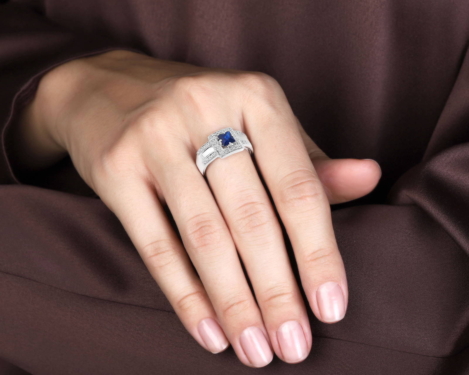 Золотое кольцо с сапфиром 0.67ct и бриллиантами 0.14ct