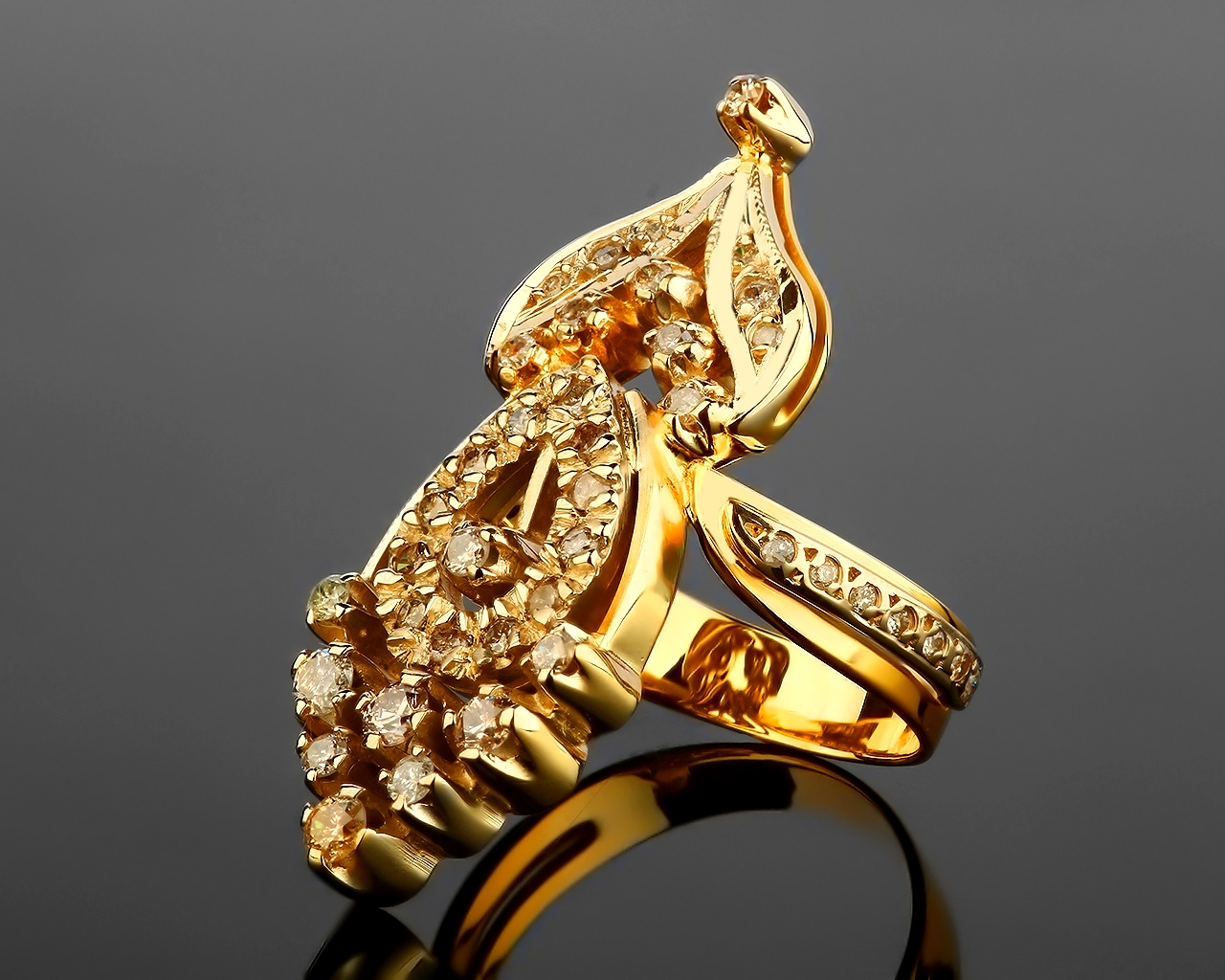 Золотое кольцо с бриллиантами 0.70ct
