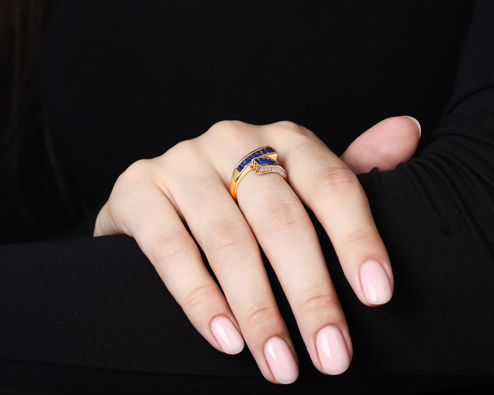 Изысканное золотое кольцо с сапфирами 1.68ct