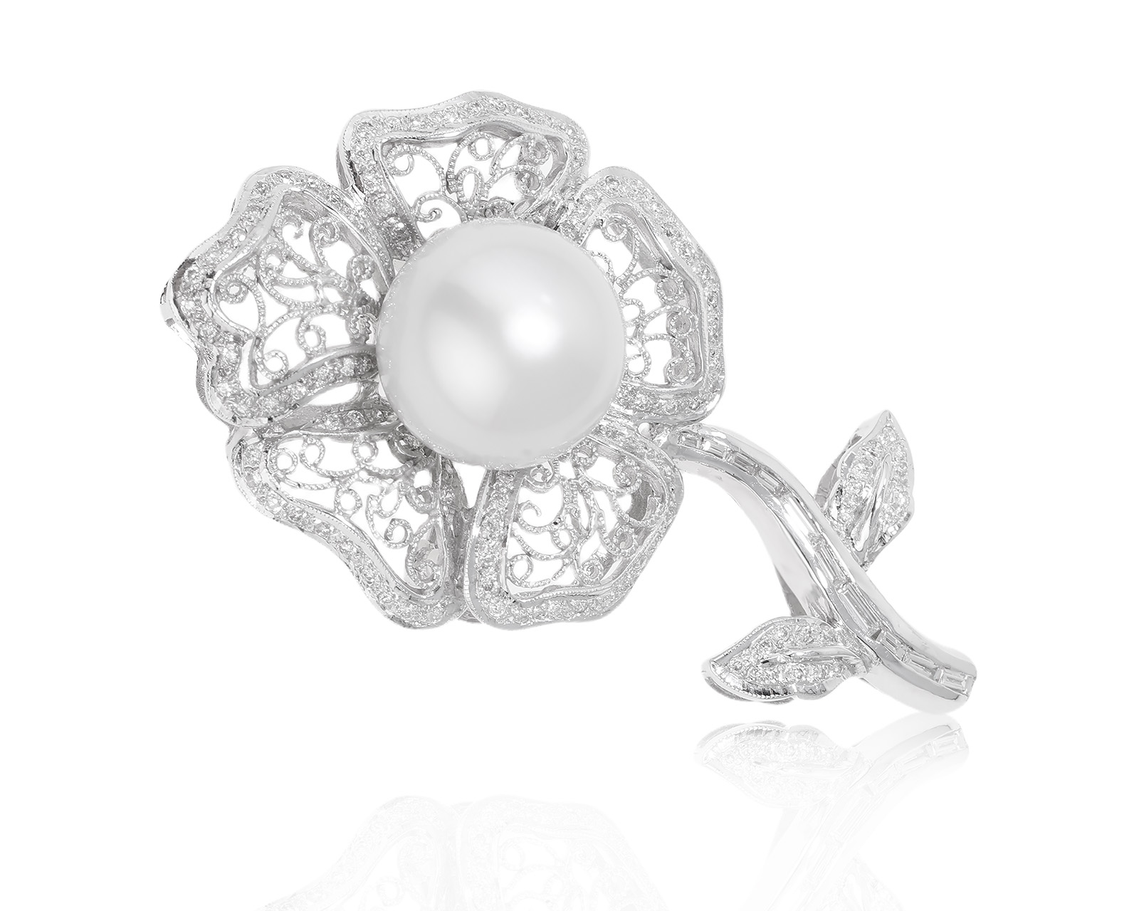 Золотая брошь с жемчугом 15.54 мм и бриллиантами 0.90ct 990268/1 Золотая брошь с жемчугом 15.54 мм и бриллиантами 0.90ct 990268/1