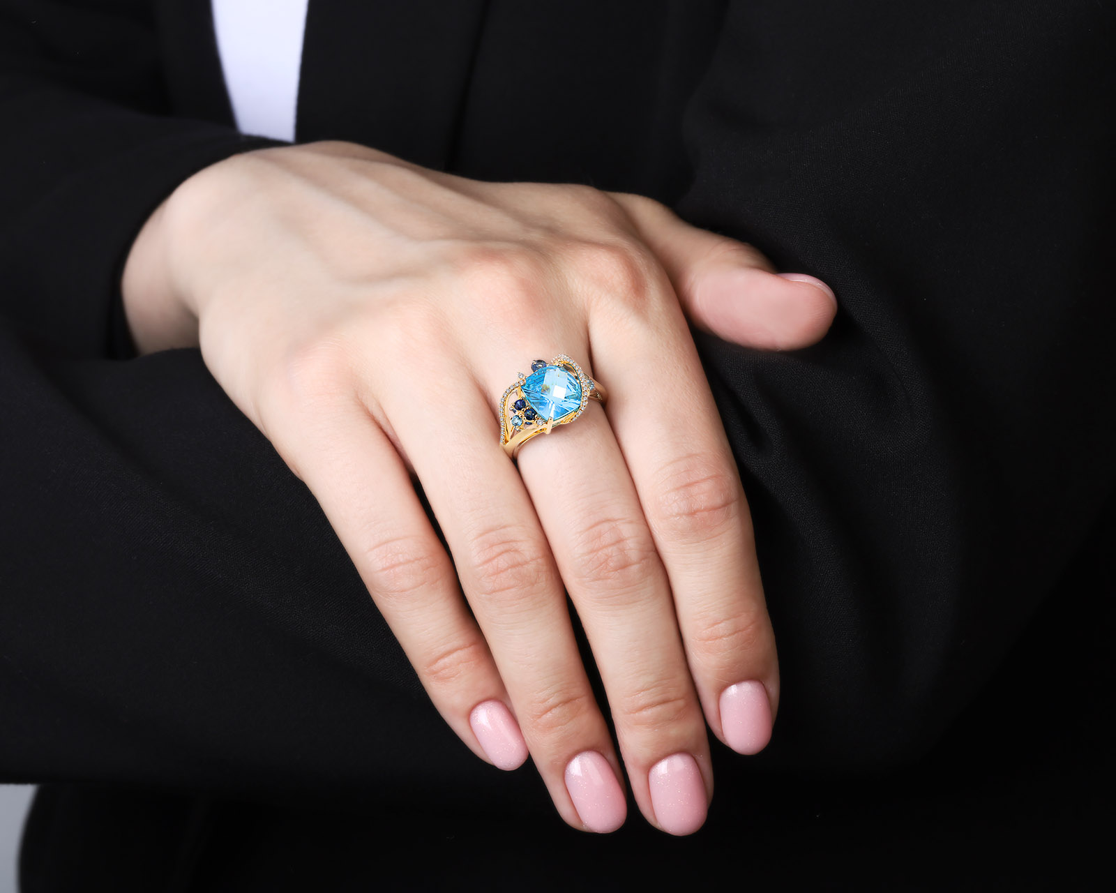 Модное золотое кольцо с топазами 4.97ct