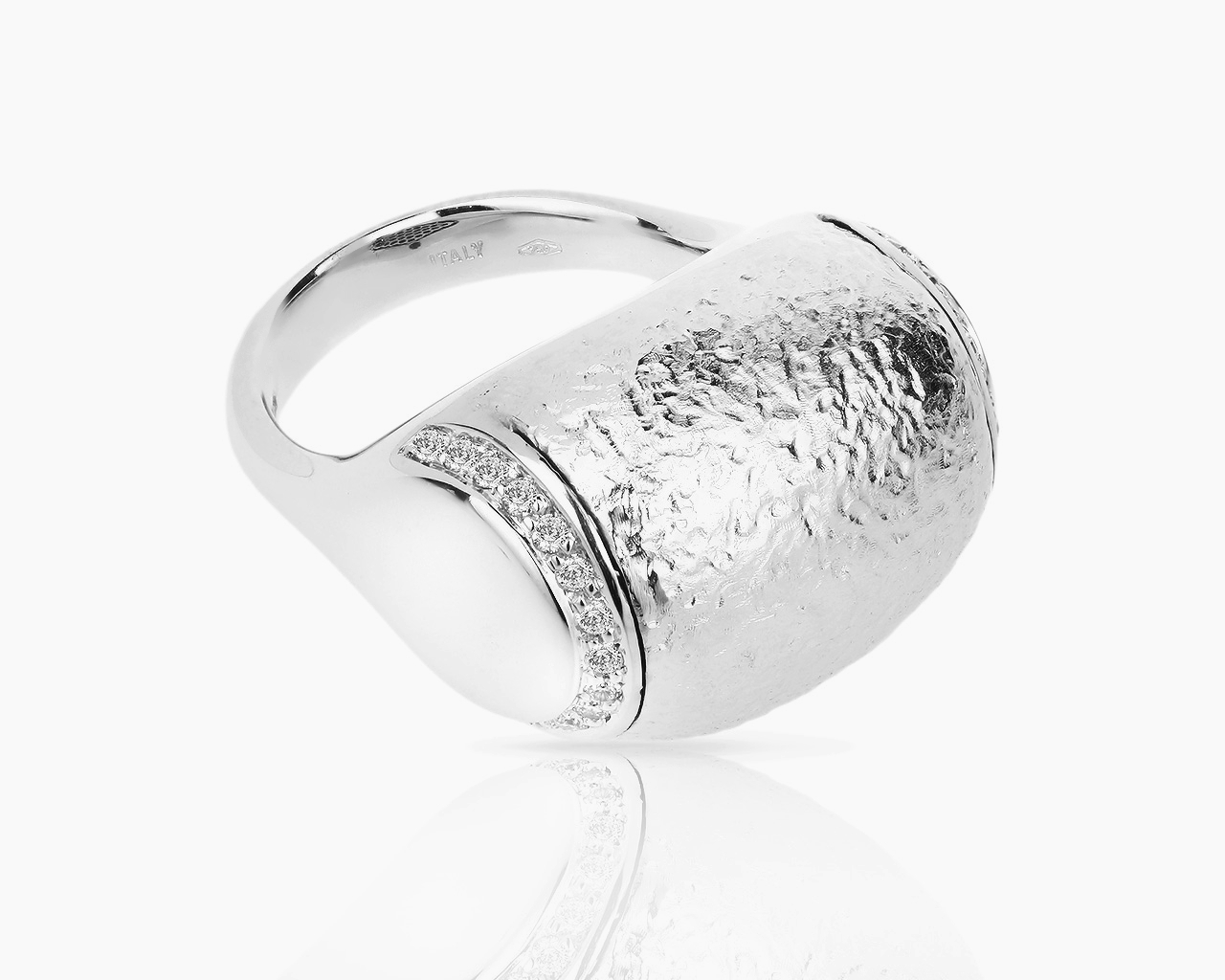 Матовое золотое кольцо с бриллиантами 0.30ct Roberto Coin Матовое золотое кольцо с бриллиантами 0.30ct Roberto Coin