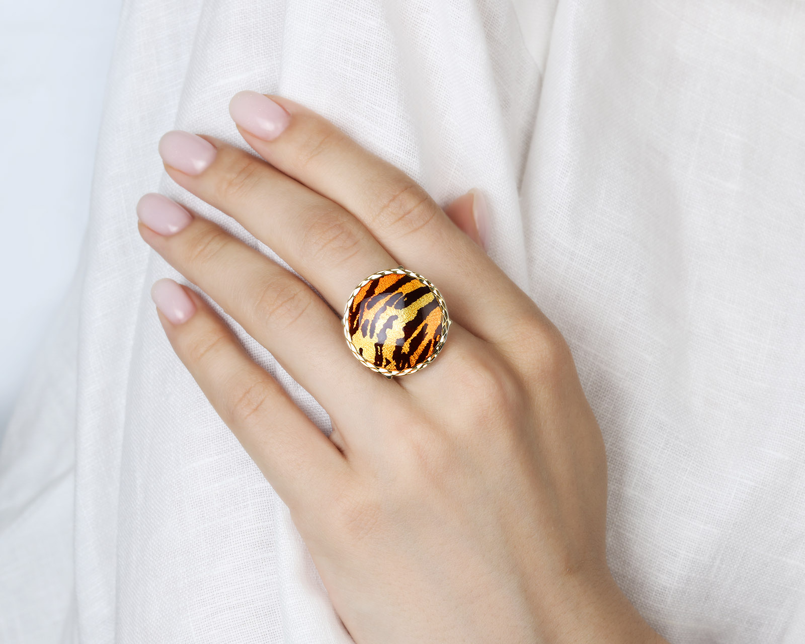 Оригинальное золотое кольцо с эмалью Genero