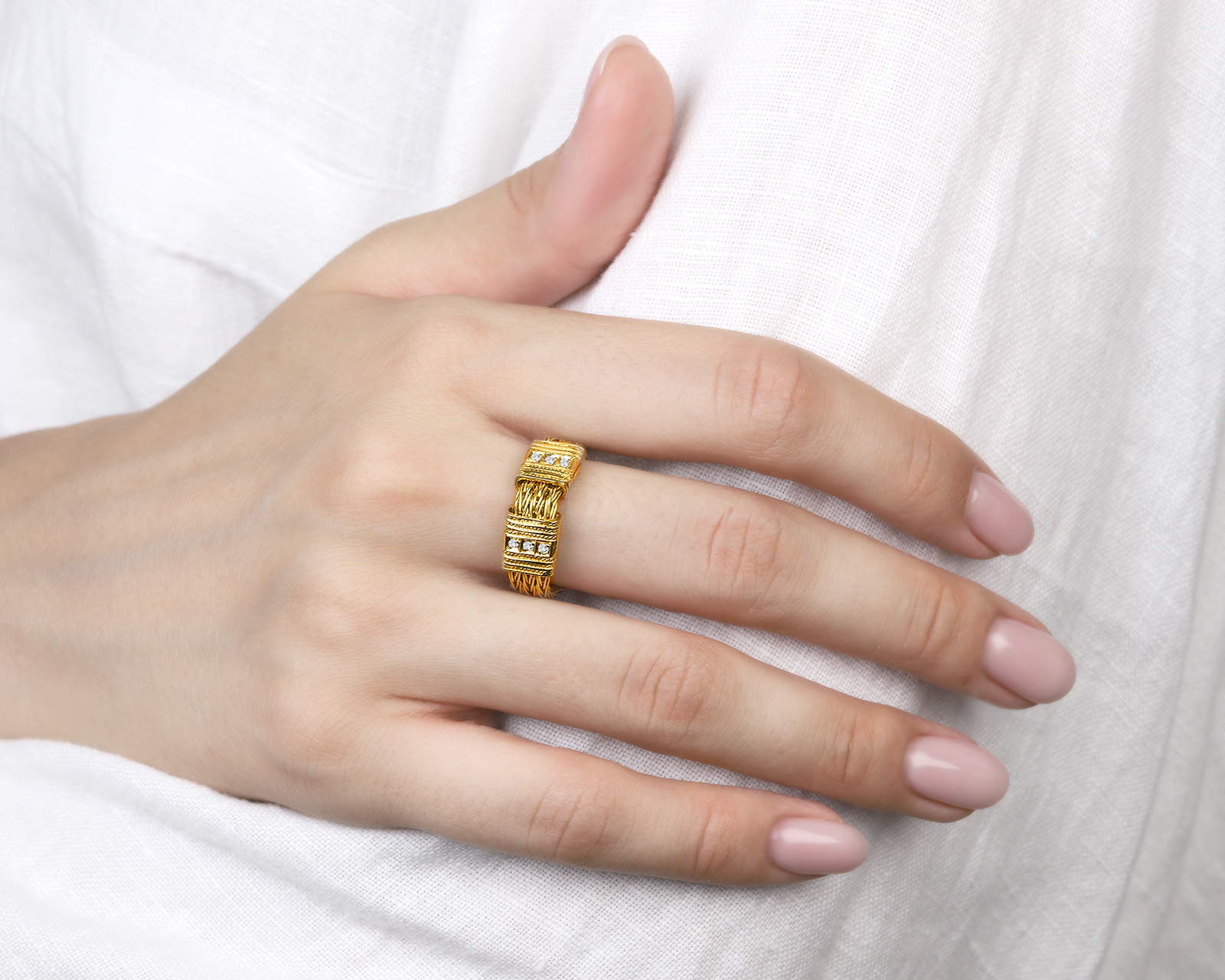 Эстетичное золотое кольцо с бриллиантами 0.07ct