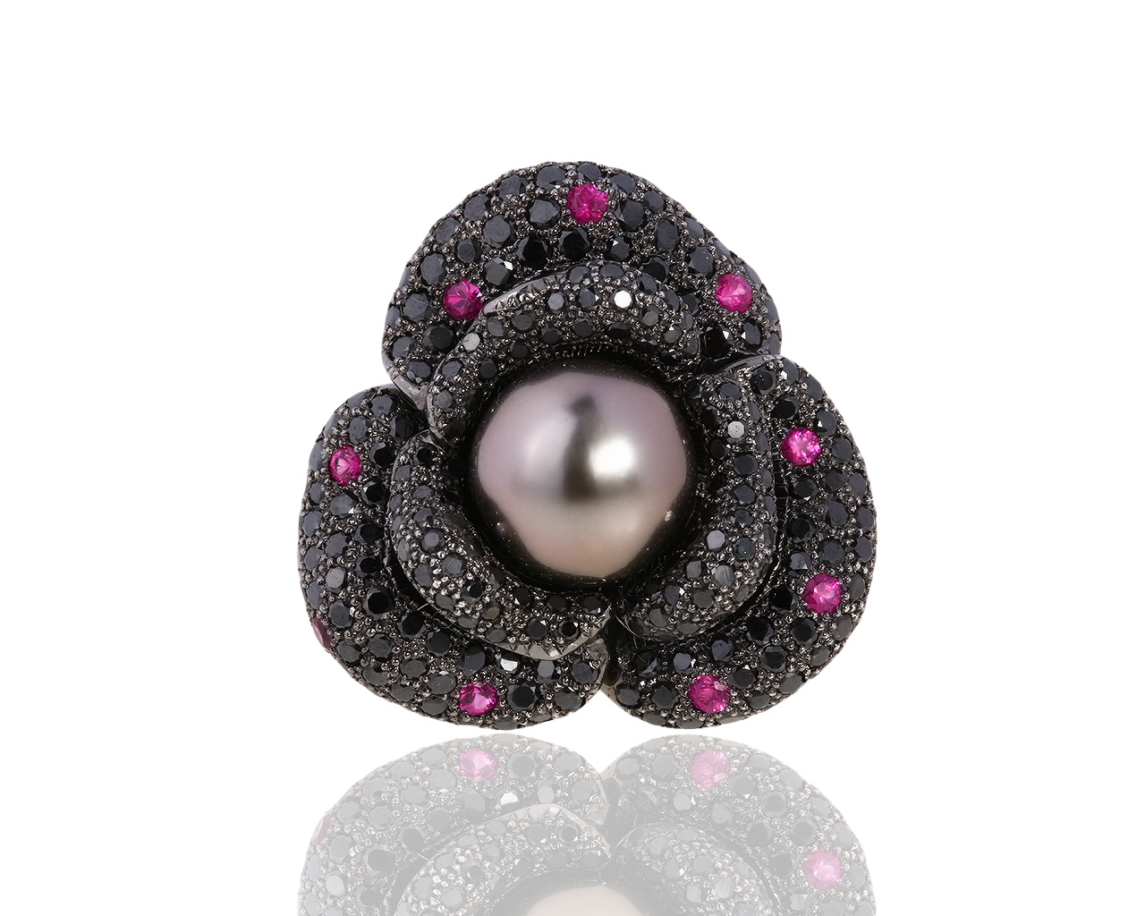 Золотое кольцо с жемчугом, рубинами и черными бриллиантами 3.60ct