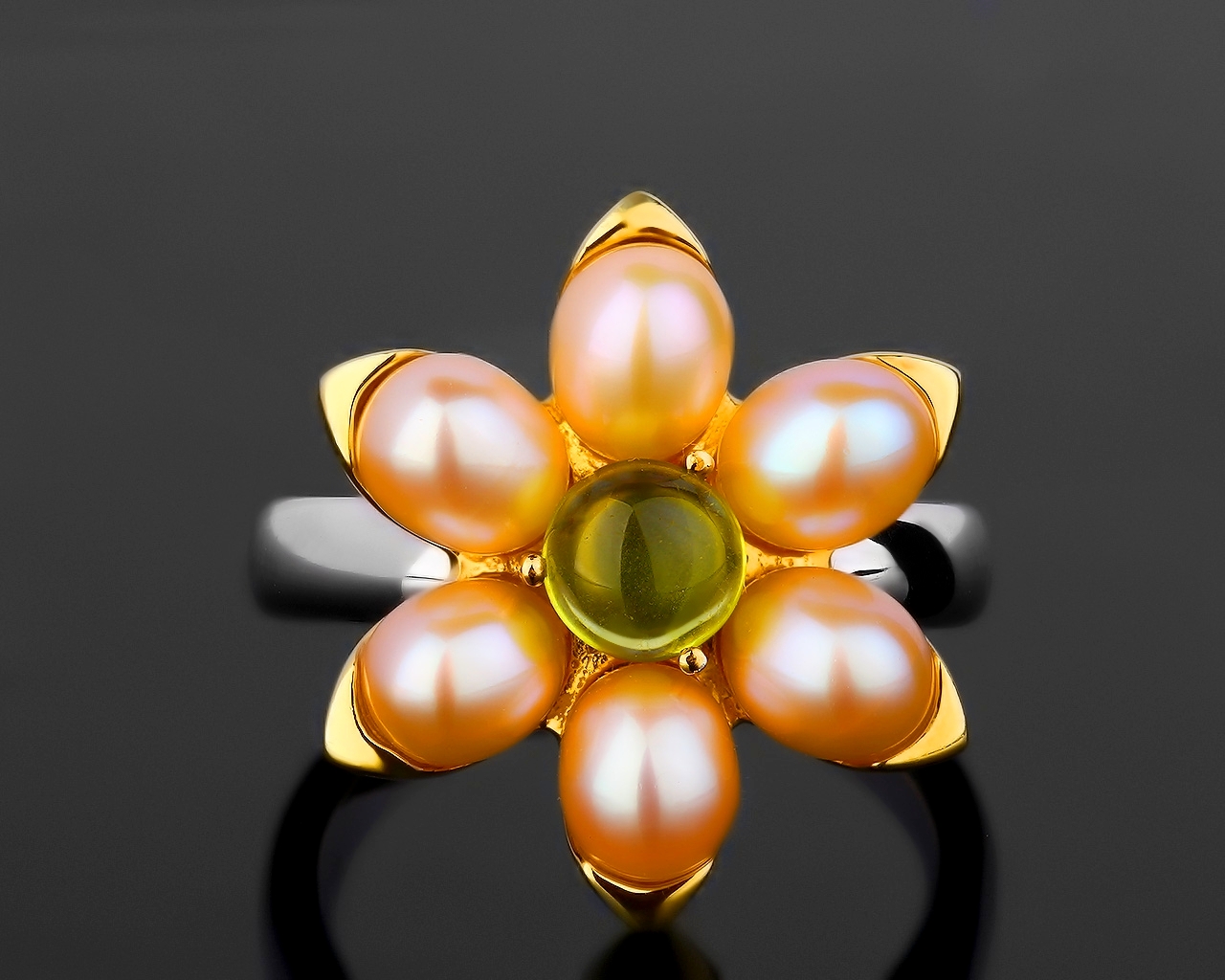 Эстетичное золотое кольцо с жемчугом и хризолитом MiMi