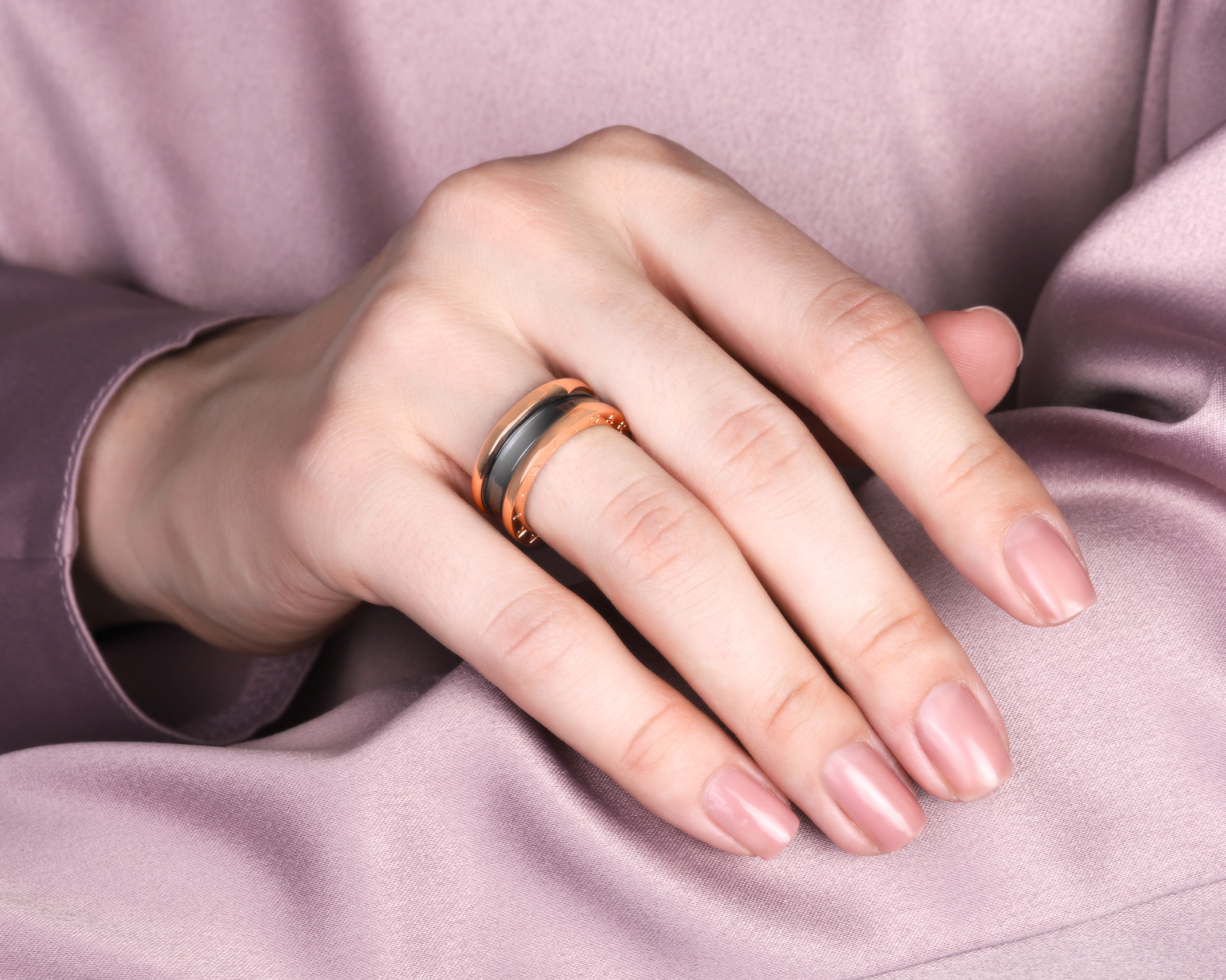 Оригинальное золотое кольцо с черной керамикой Bvlgari B.Zero1